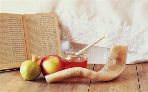 What are the traditional rituals of Rosh Hashanah?